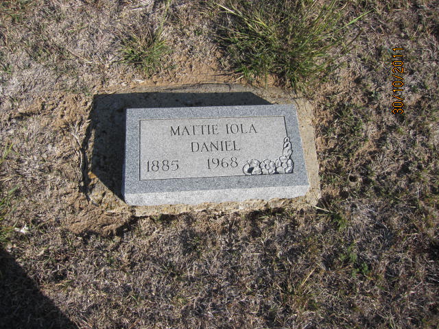 gravestones\DANIEL Mattie Iola d1968