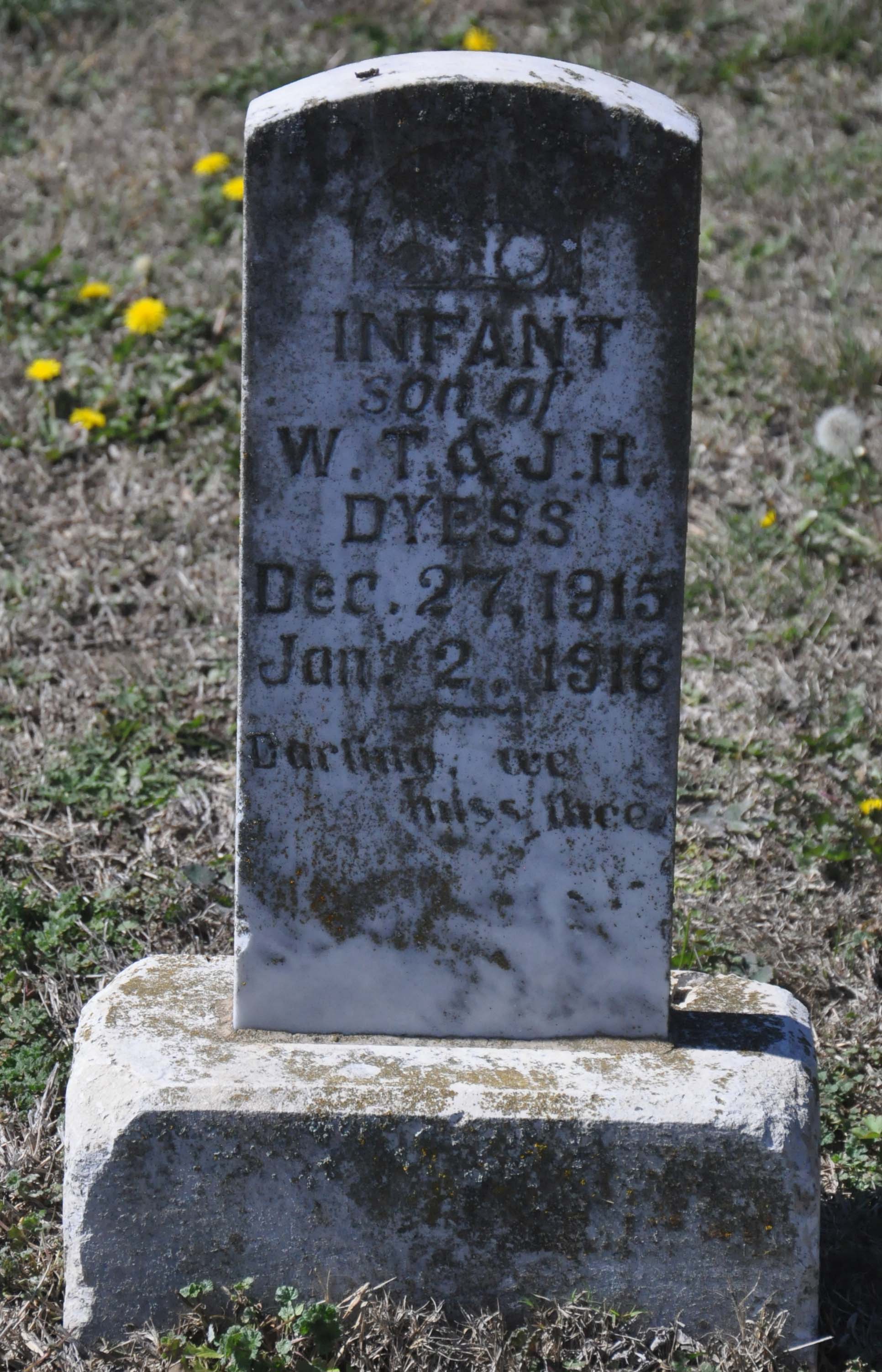 gravestones\DYESS Infant Son d1916