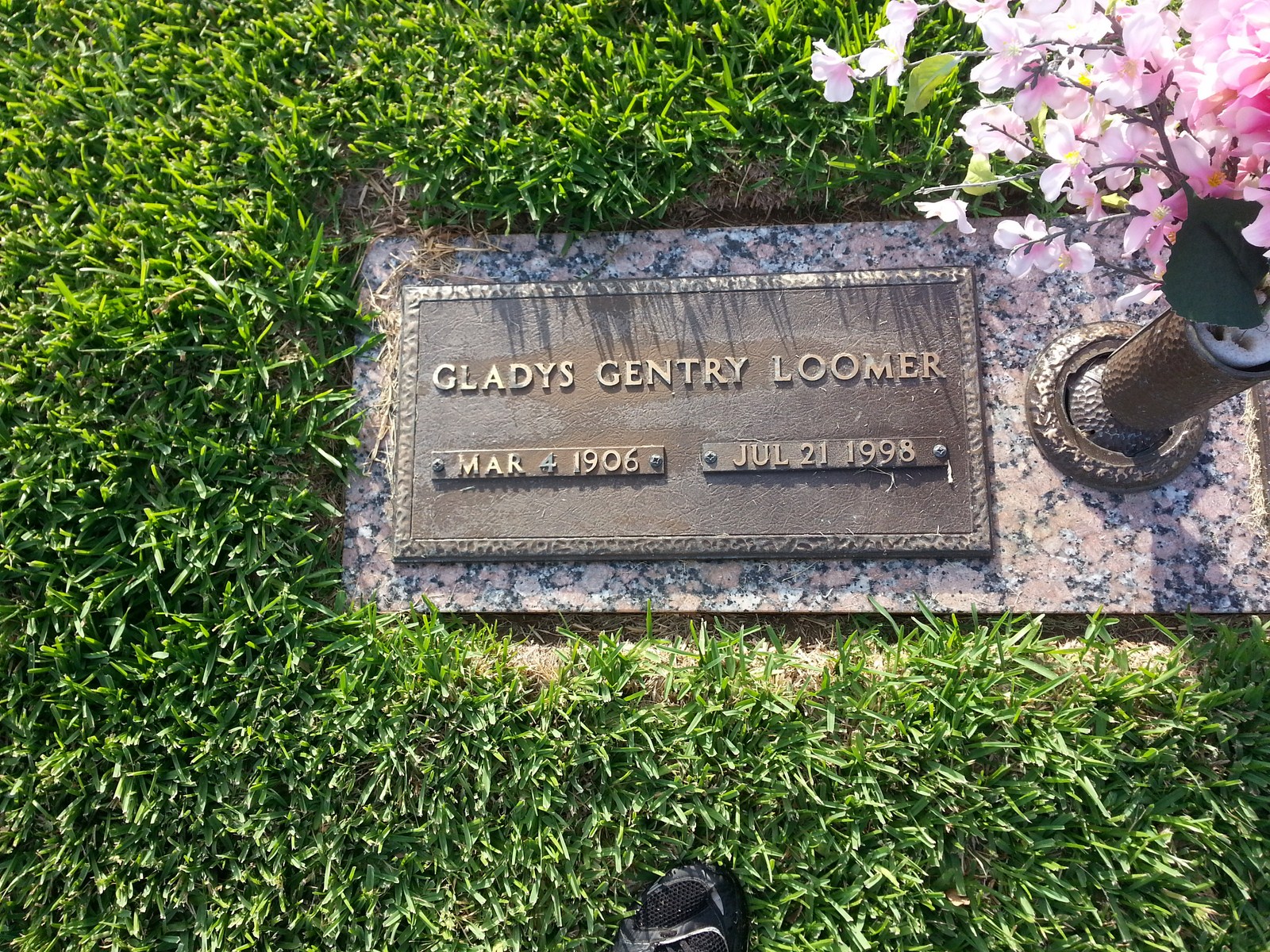 gravestones\GENTRY Gladys d1998