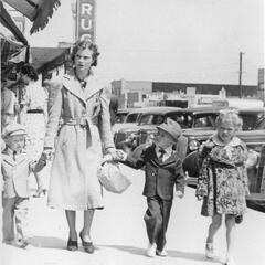 Gladys Loomer & Children Wayne, Bud, Joan